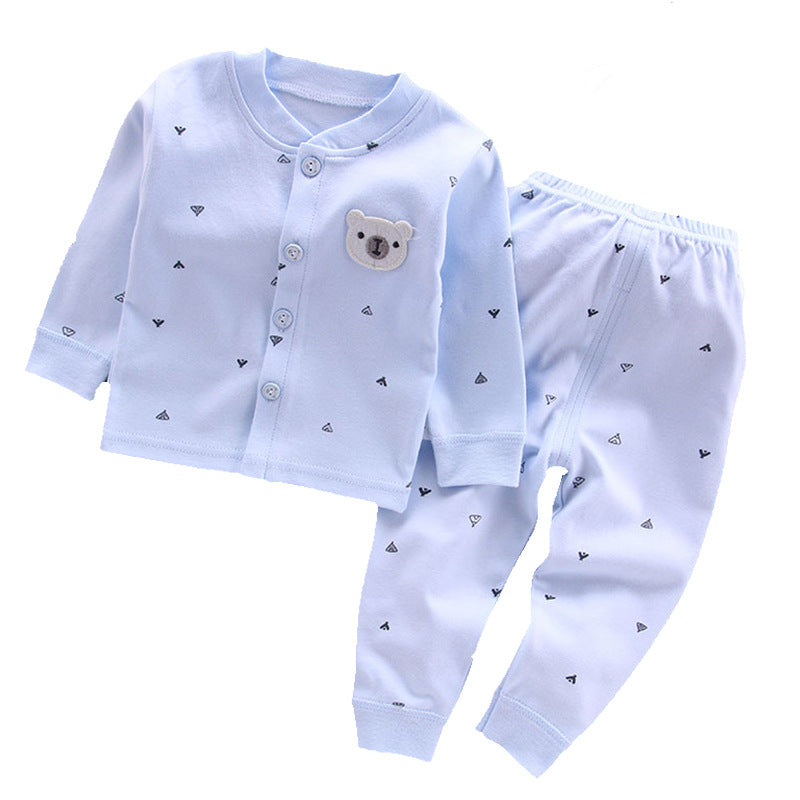 Baby-Pyjama in Blau mit Bärchen-Patch, Jacke und Hose auf weißem Hintergrund
