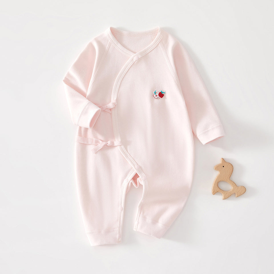 Rosa Baby-Wickelstrampler mit kleiner Stickerei