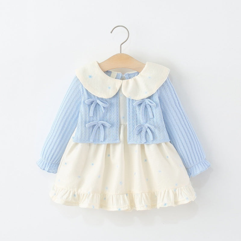 Hellblaues Kleid mit Bubikragen, Schleifen und Rüschensaum am Kleiderbügel