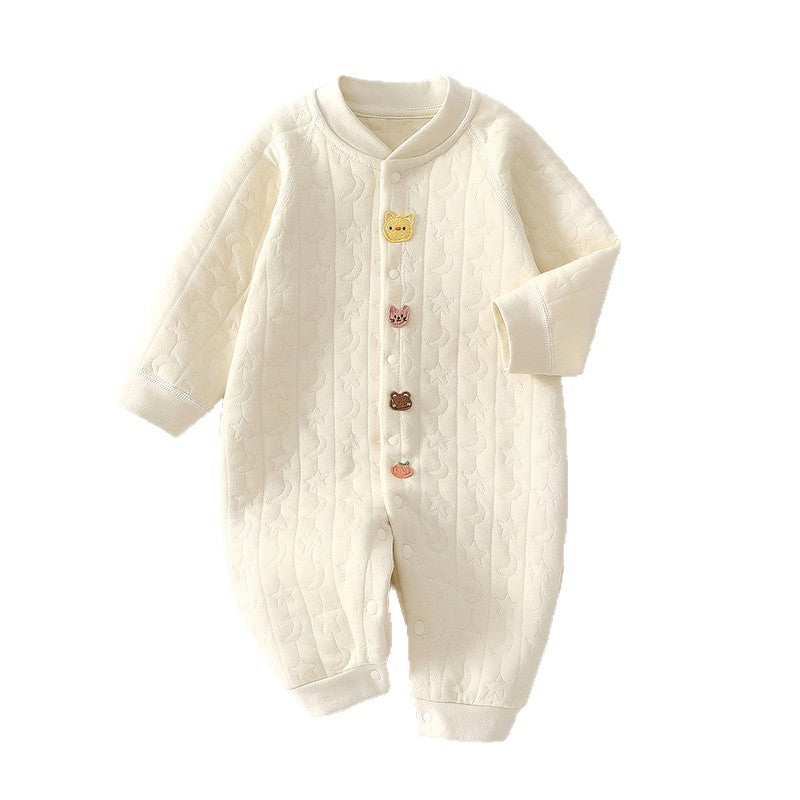 Gesteppter Baby-Overall in Creme mit Druckknopfleiste auf weißem Hintergrund