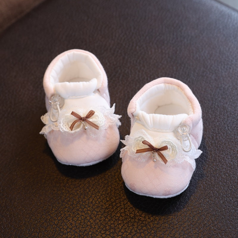 Babyschuhe aus Baumwolle mit Spitze und Schleife