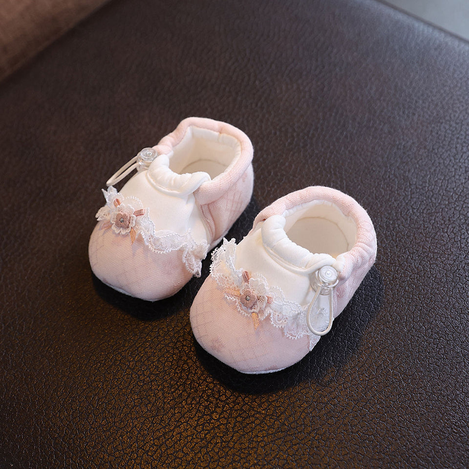 Babyschuhe aus Baumwolle mit Spitze und Schleife