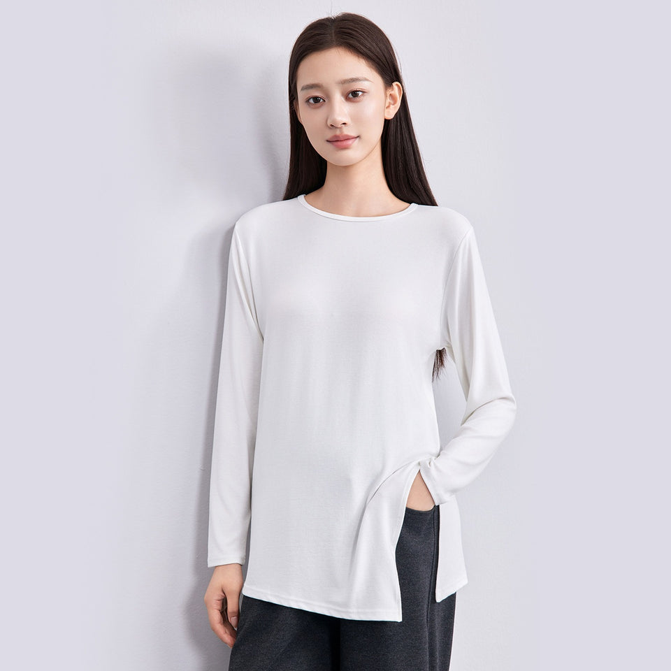 Frau in weißem Langarmshirt mit schrägem Saum