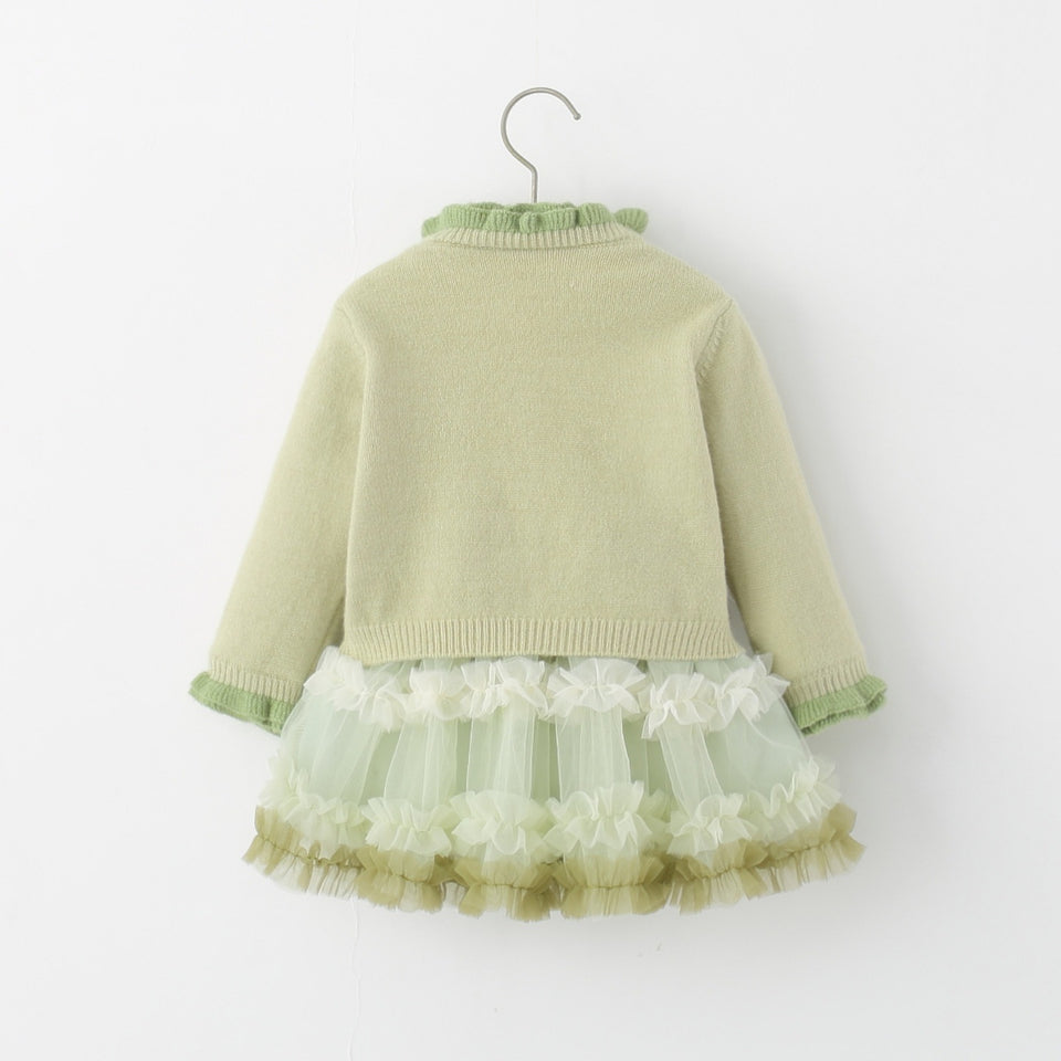 Rückseite der grünen Strickjacke über dem Tüllkleid
