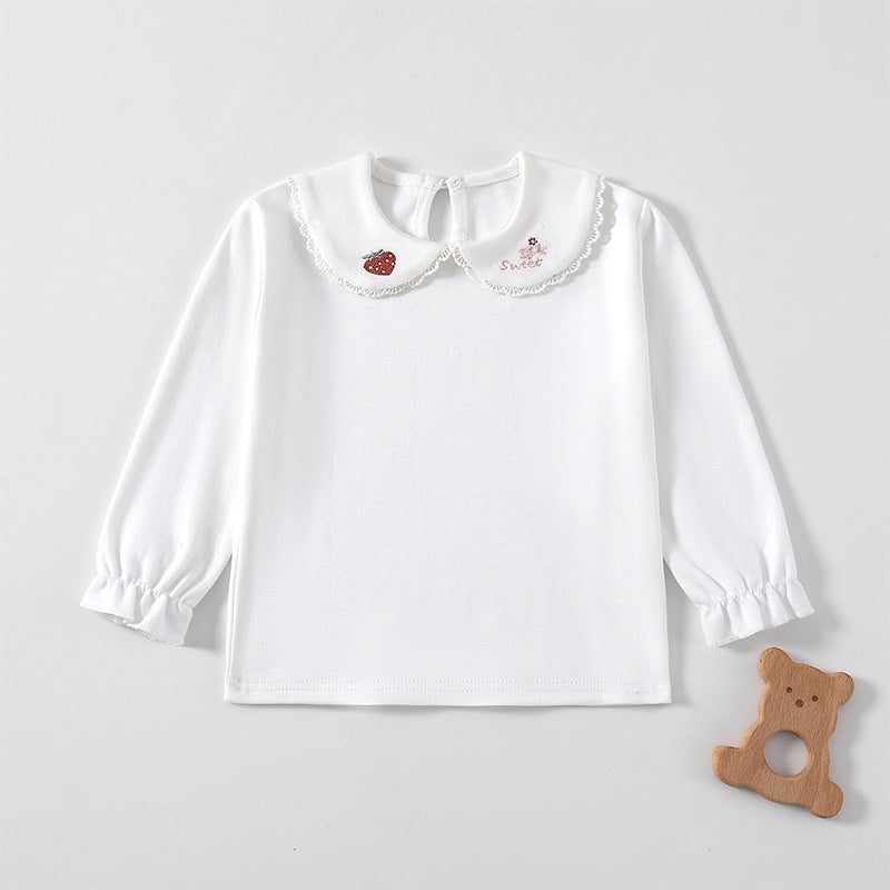 Weißes Langarmshirt mit Bubikragen und kleiner Erdbeer-Stickerei
