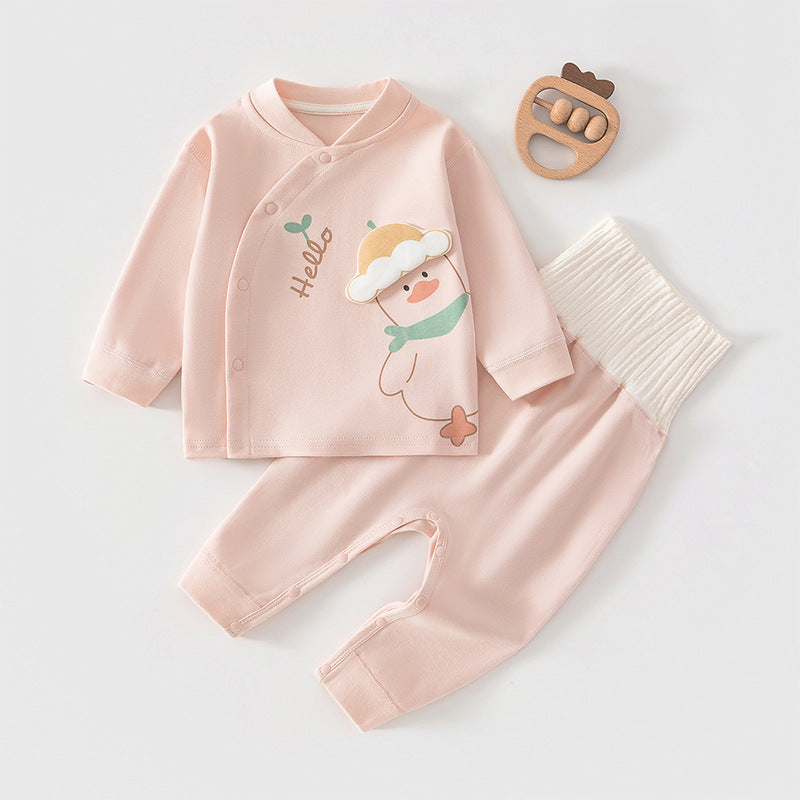 Rosa Baby-Set mit Entenmotiv neben einem Holzspielzeug