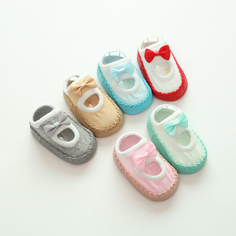 Sechs Baby-Schuhe mit Schleife in verschiedenen Farben
