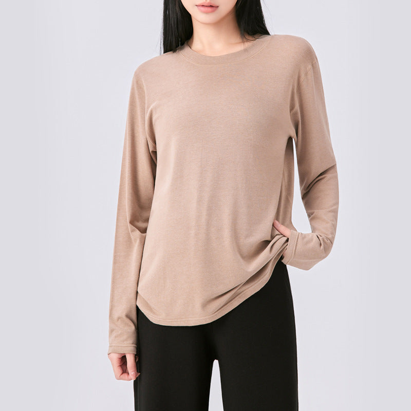 Frau in braunem Langarmshirt