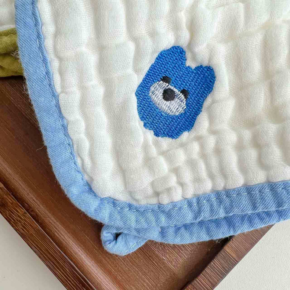 Nahaufnahme der Stickerei mit blauem Rand