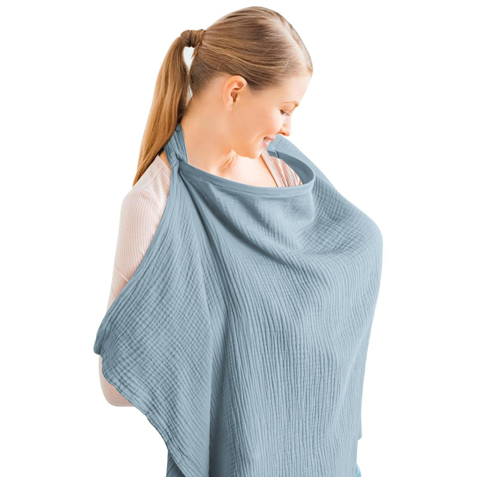 Frau mit hellblauem Stillschal aus Musselin