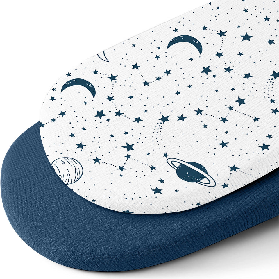 Zwei Spannbettlaken, marineblau und mit Sternen und Planeten gemustert