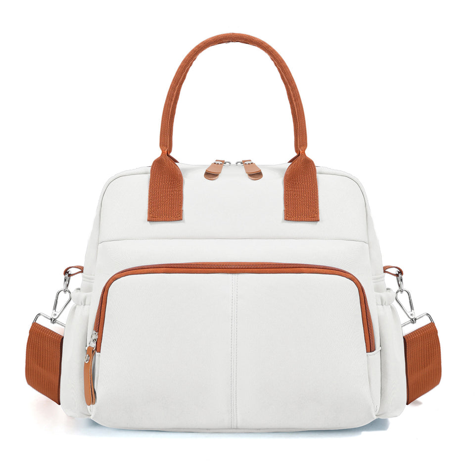 Cremefarbene Wickeltasche mit braunen Griffen und Fronttasche