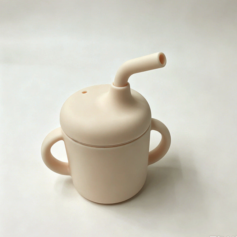Cremefarbener Edelstahlbecher mit Silikonhülle und Strohhalmdeckel