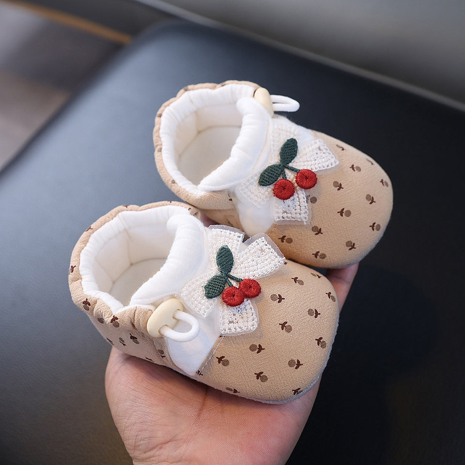 Babyschuhe aus Baumwolle mit Kirsch-Applikation