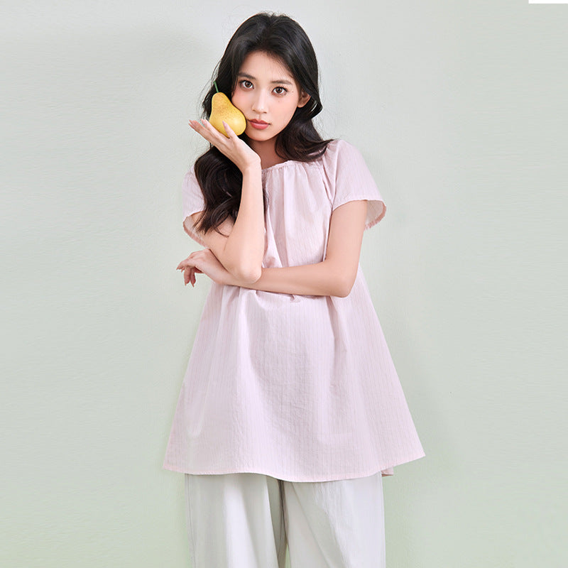 Frau in rosa Bluse in A-Form