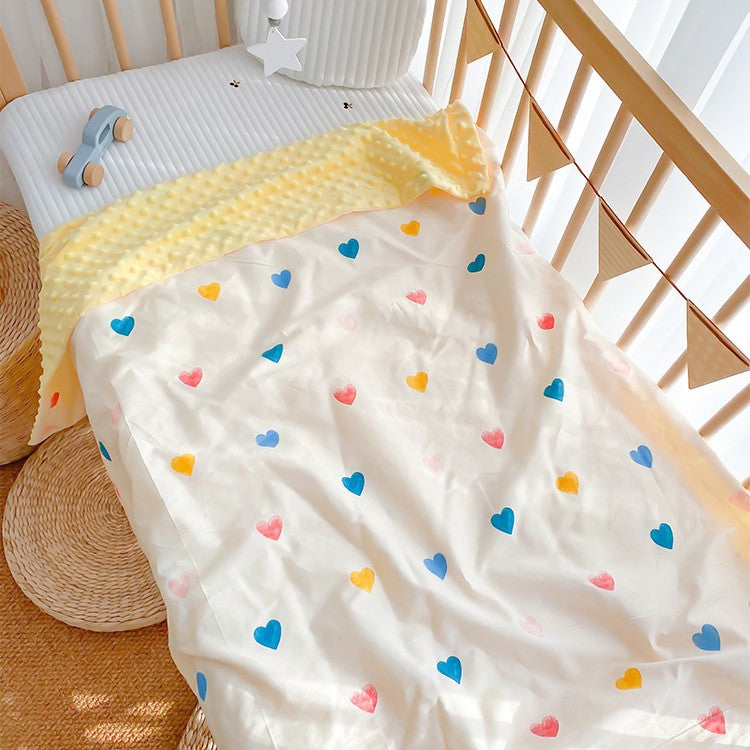 Babydecke mit bunten Herzen und gelber Noppenseite