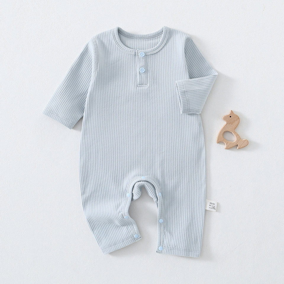 Hellblauer gerippter Baby-Strampler mit zwei Knöpfen am Ausschnitt