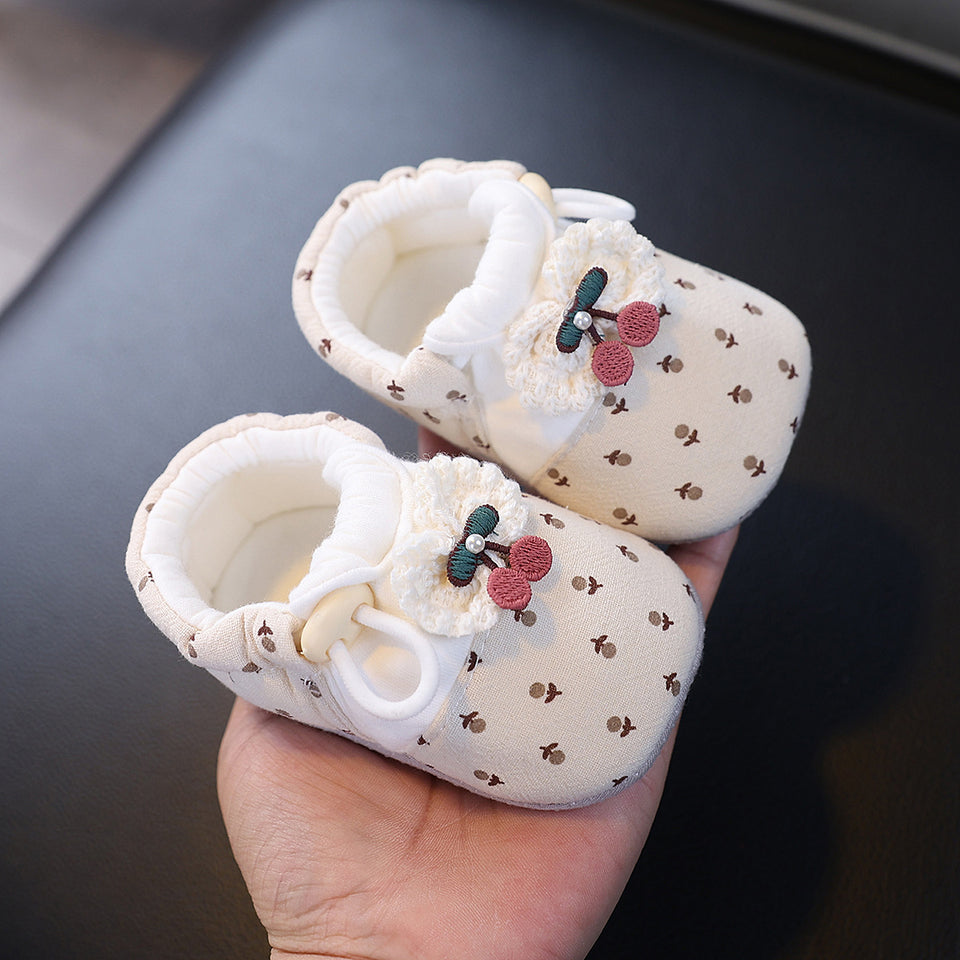 Babyschuhe aus Baumwolle mit Kirsch-Applikation