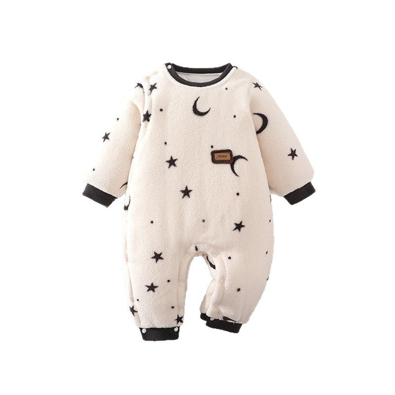 Flauschiger Baby-Overall mit Sternen und Mond in Creme auf weißem Hintergrund