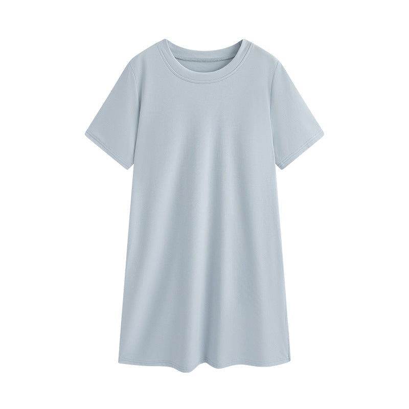 Hellblaues T-Shirt-Kleid freigestellt