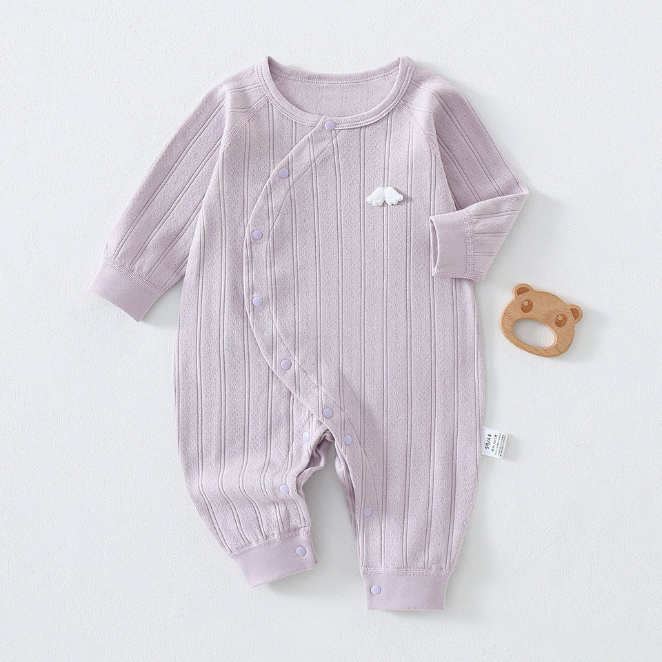 Fliederfarbener Baby-Strampler mit schräger Knopfleiste