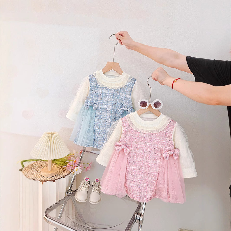 Zwei Kleider in Rosa und Hellblau mit Tweed-Weste, Schleifen und Tüllrock an Kleiderbügeln
