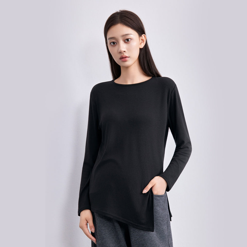 Frau in schwarzem Langarmshirt mit schrägem Saum