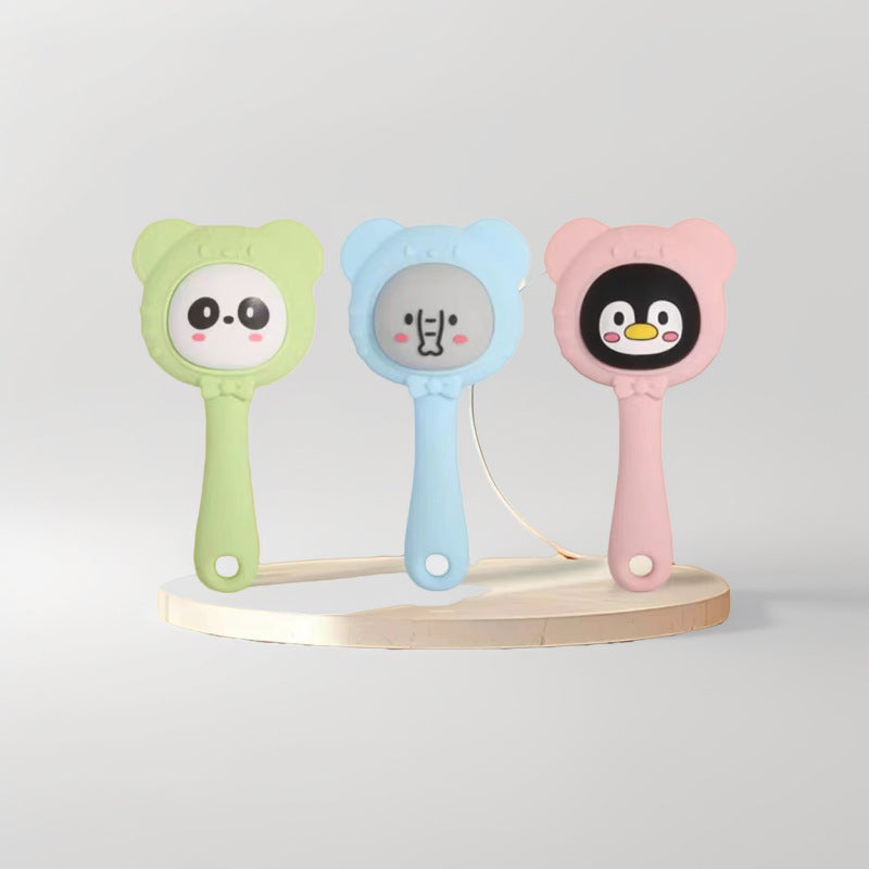 Drei Silikon-Rasseln mit Panda, Elefant und Pinguin in Grün, Blau und Rosa auf einem Holzständer