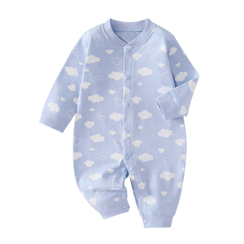 Hellblauer Baby-Strampler mit Wolkenmuster auf weißem Grund