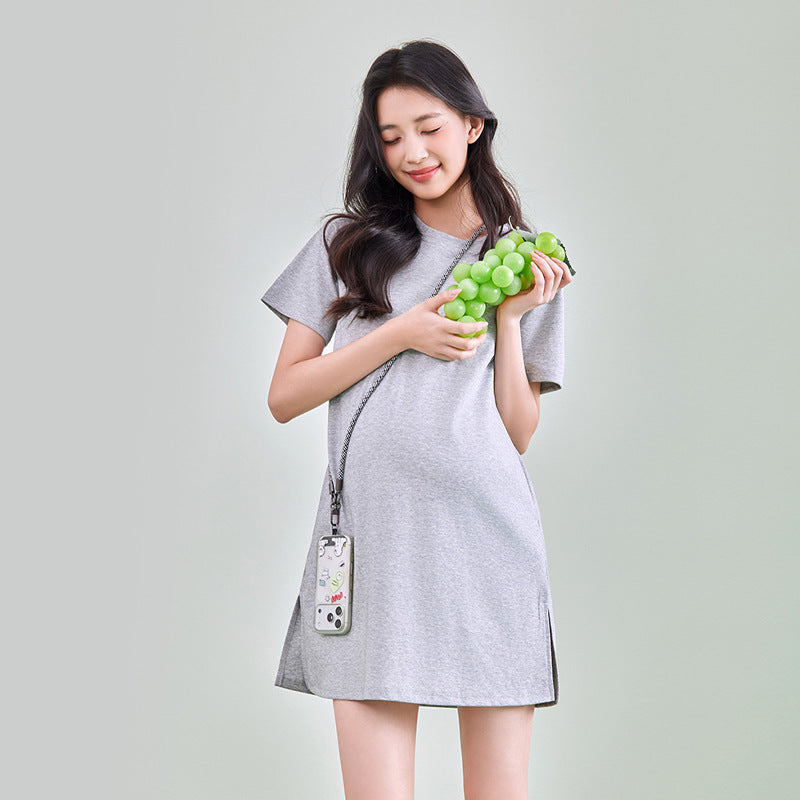 Frau in grauem T-Shirt-Kleid