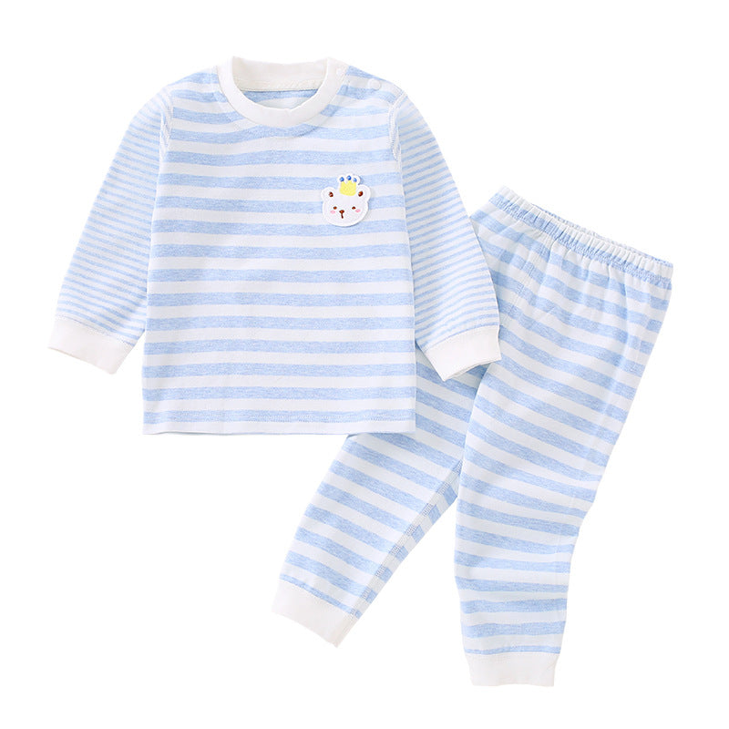 Hellblau gestreiftes Baby-Set mit Shirt und Hose auf weißem Grund
