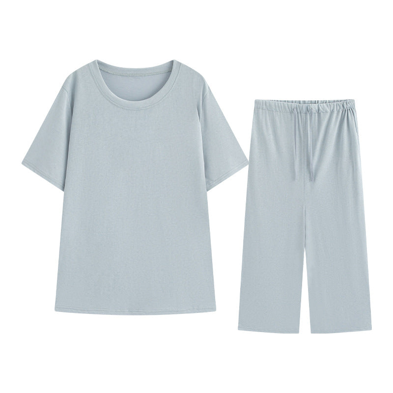 Hellblauer Hausanzug aus Shirt und Hose freigestellt