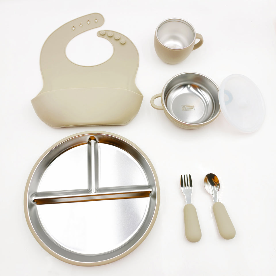 7-teiliges Edelstahl-Geschirrset in Beige mit Lätzchen, Becher, Schüssel, Teller und Besteck