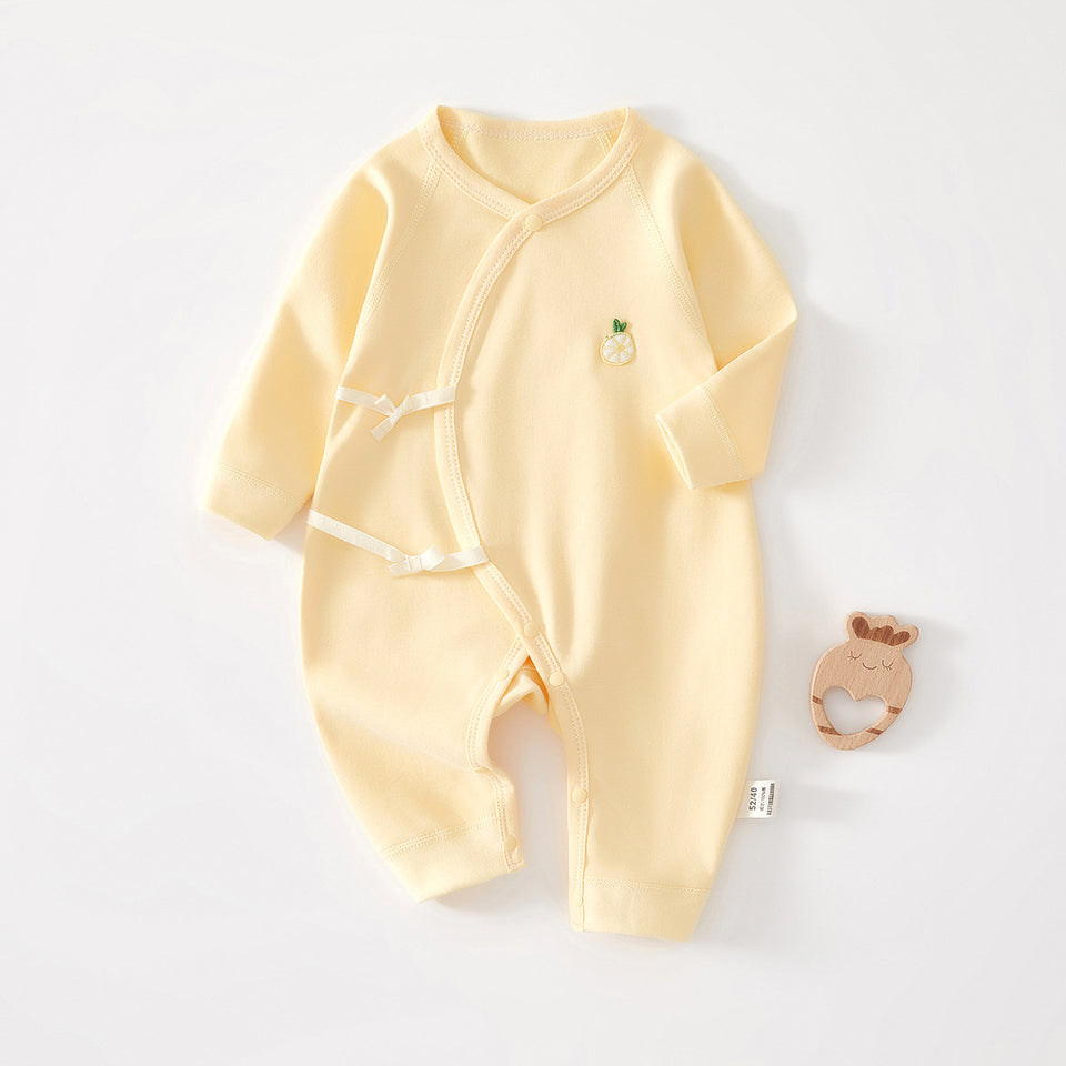 Gelber Baby-Wickelstrampler mit kleiner Stickerei