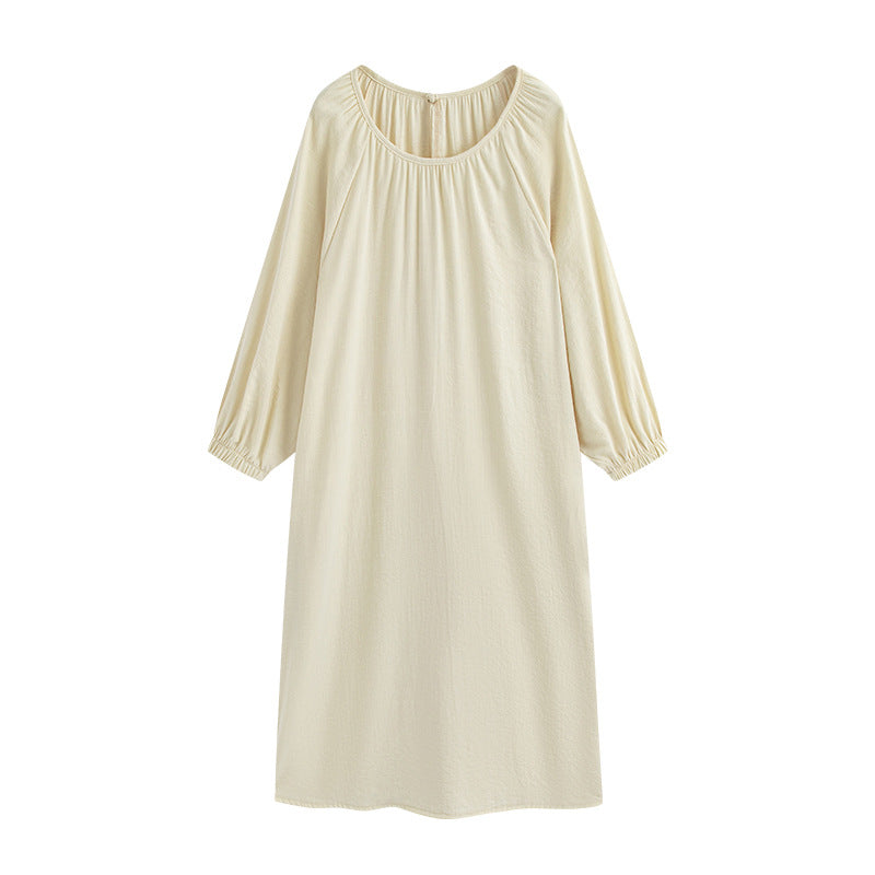 Cremefarbenes Kleid mit Raffung freigestellt