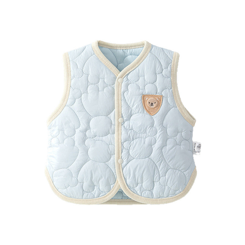 Leichte gesteppte Baby-Weste in Hellblau mit Bärchen-Patch auf weißem Hintergrund