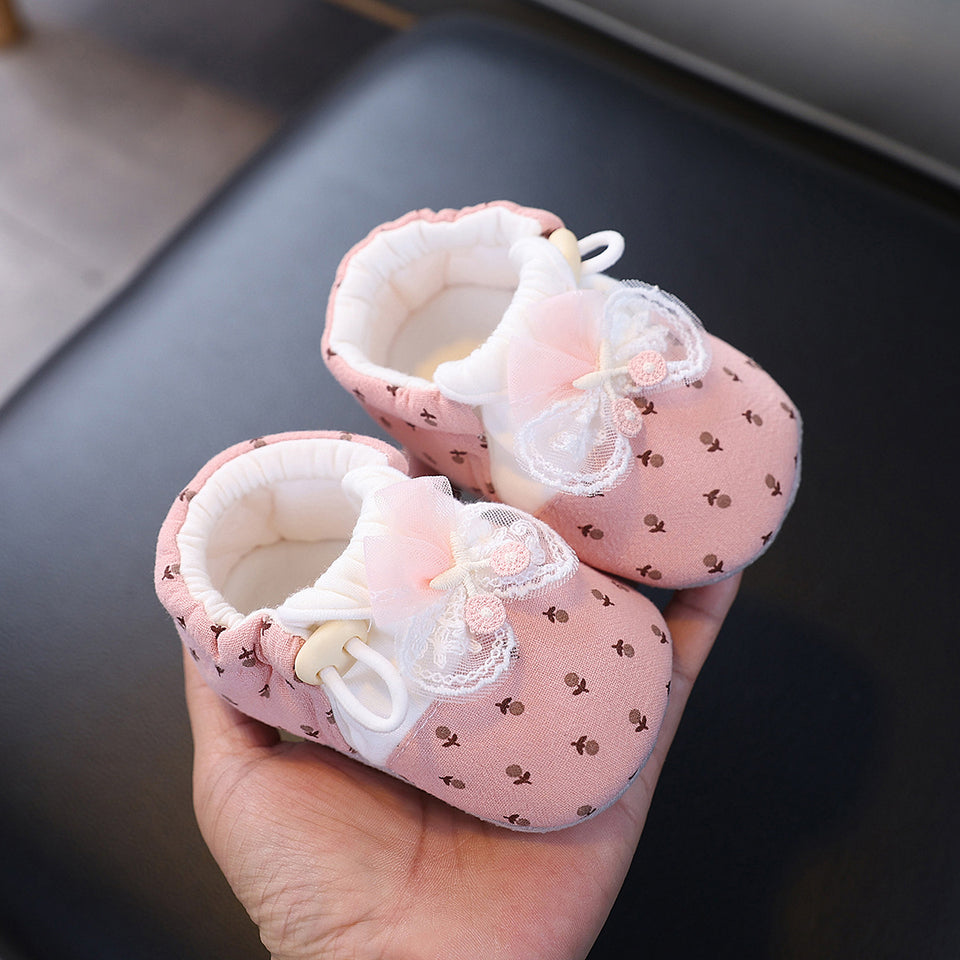 Babyschuhe aus Baumwolle mit Kirsch-Applikation