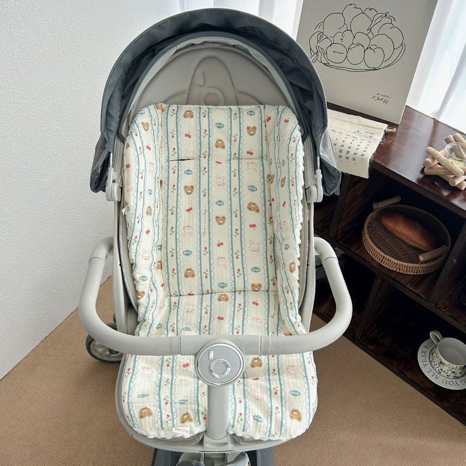 Kinderwagen-Sitzauflage mit Streifen und Bären im Kinderwagen