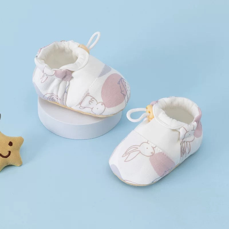 Weiche Babyschuhe mit Gummizug und Pastellmuster