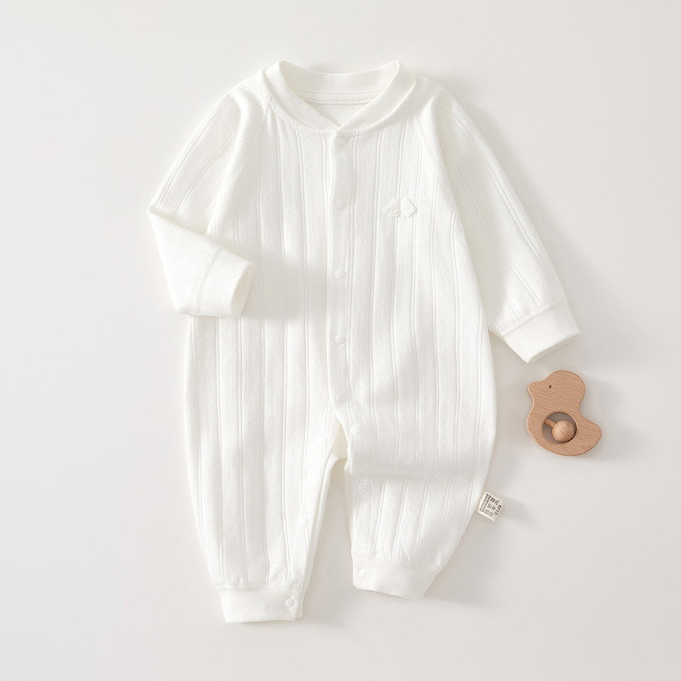 Weißer Baby-Strampler mit Knopfleiste und kleiner Stickerei