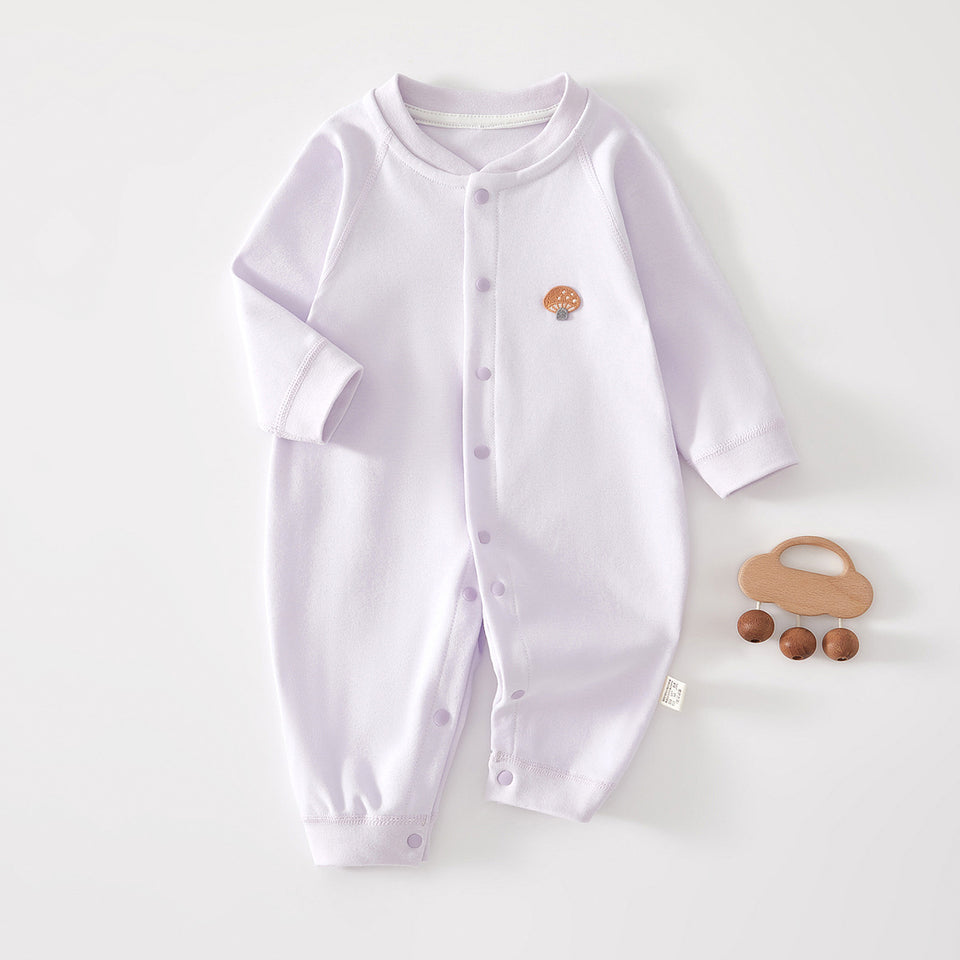Fliederfarbener Baby-Strampler mit Knopfleiste und kleiner Stickerei