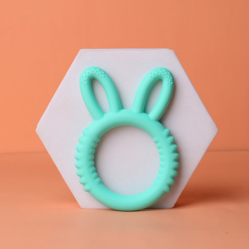Hasenohren-Beißring aus Silikon in Mint auf einem Podest