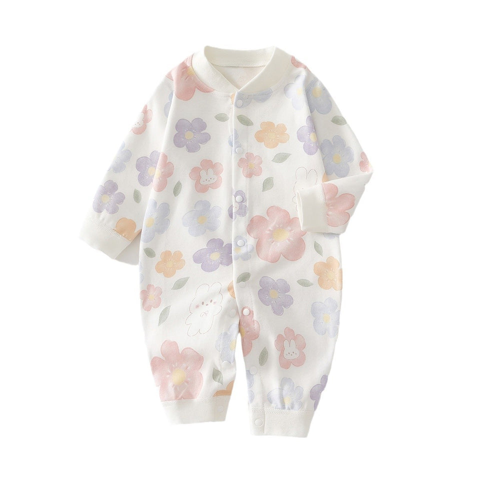 Baby-Strampler mit Blumenmuster auf weißem Hintergrund