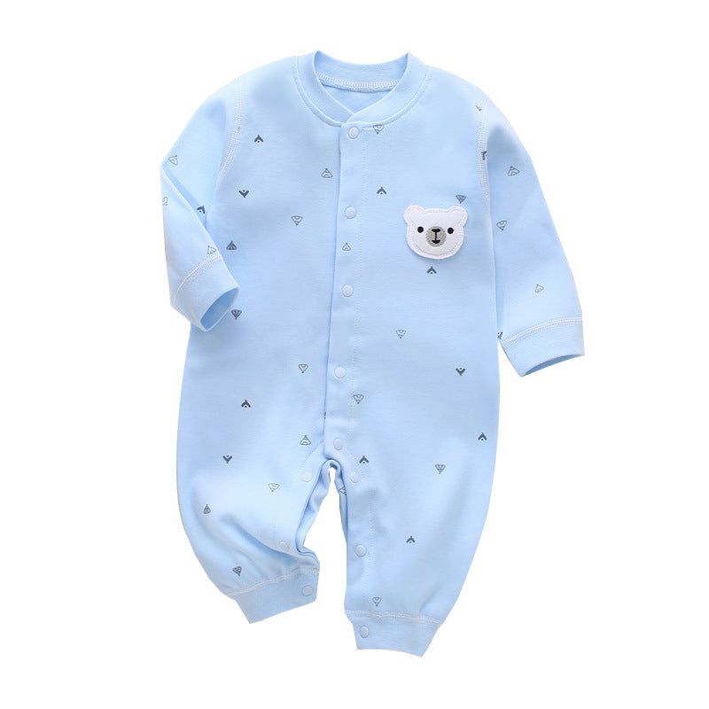 Hellblauer Baby-Strampler mit Bären-Patch auf weißem Grund