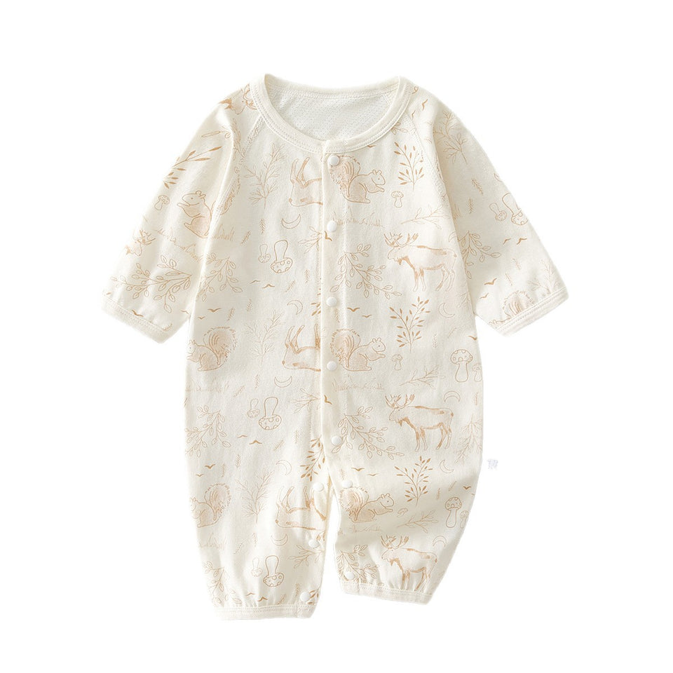 Dünner Langarm-Strampler mit Waldtier-Muster in Creme auf weißem Hintergrund