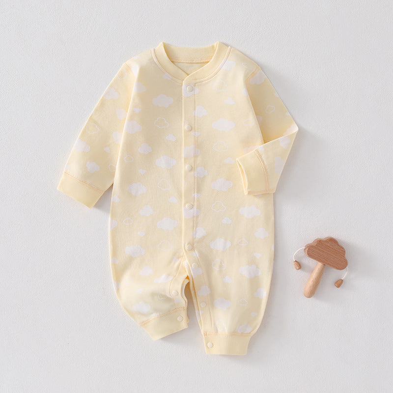 Gelber Baby-Strampler mit weißem Wolkenmuster