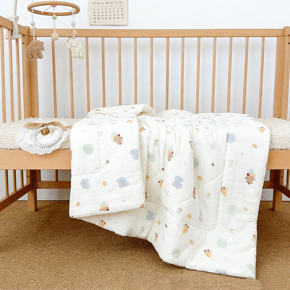 Gesteppte Kinderdecke ausgebreitet im Kinderzimmer