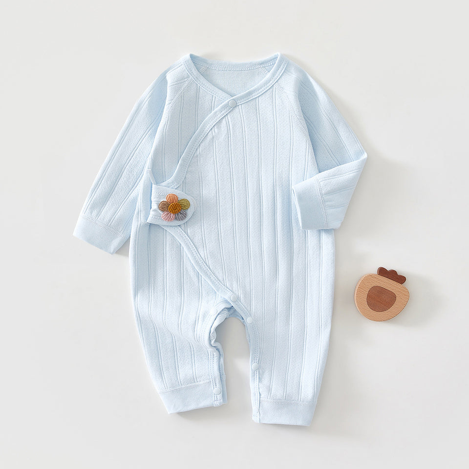 Hellblauer Baby-Wickelstrampler mit Rippstruktur