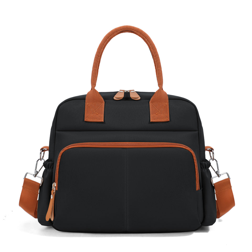Schwarze Wickeltasche mit braunen Griffen und Fronttasche