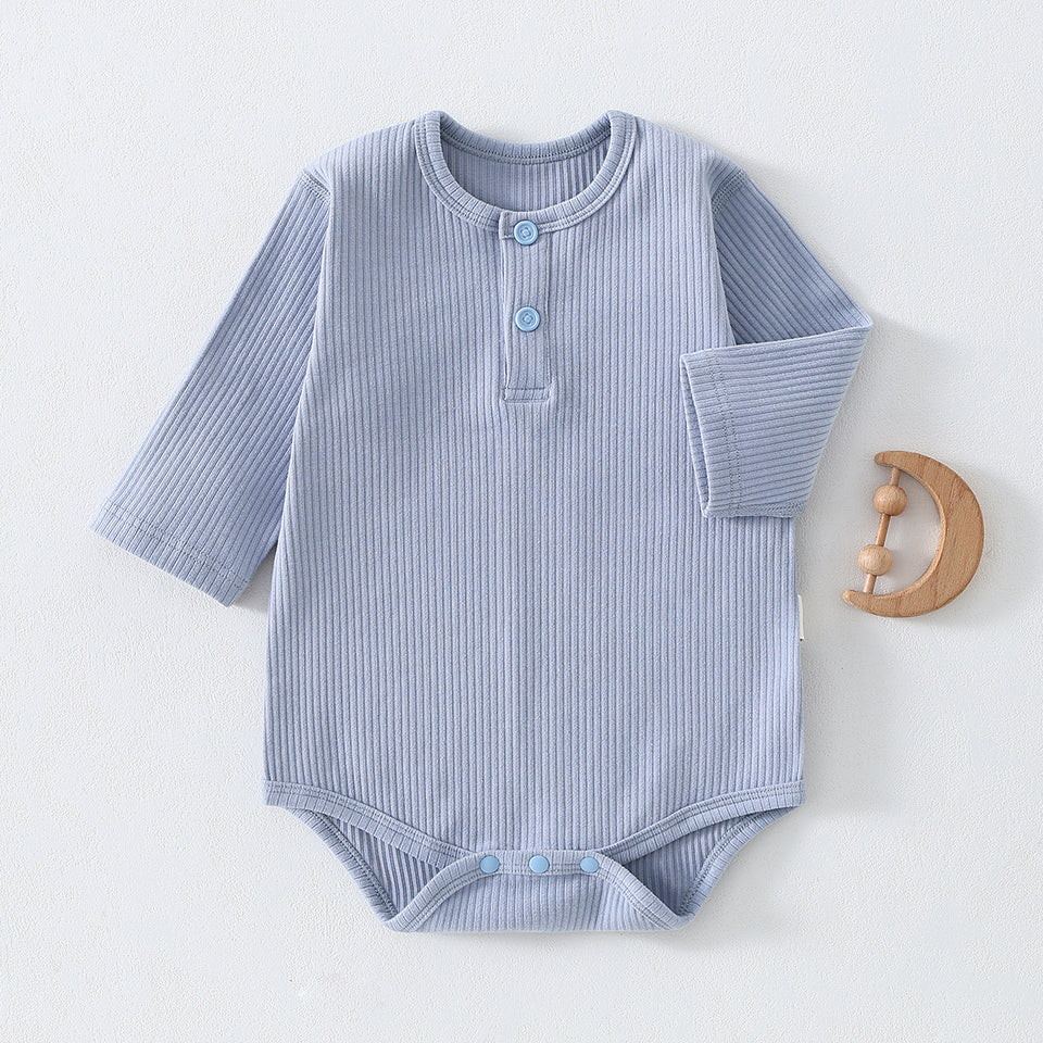 Blauer gerippter Baby-Body mit hellblauen Knöpfen